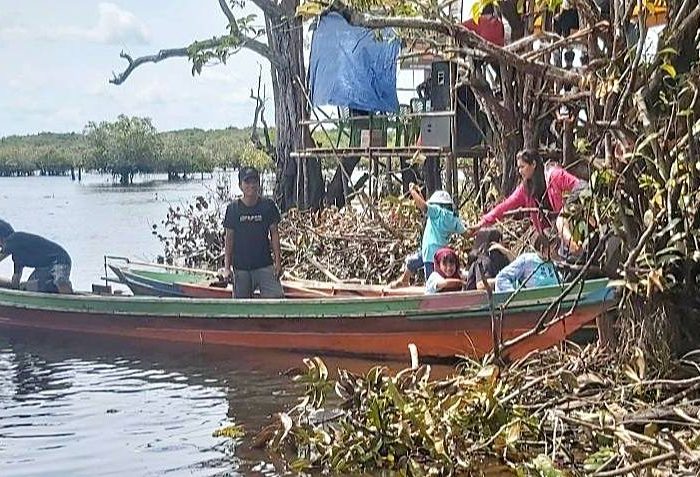 Pengunjung menikmati keindahan Danau Dayu (foto: ist/disbudparpora)