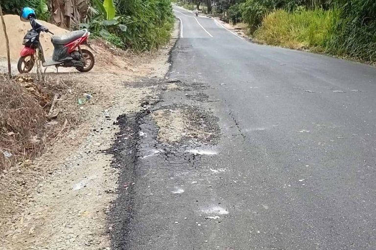 Baru Beberapa Hari Diperbaiki, Aspal Kok Sudah Mengelupas?